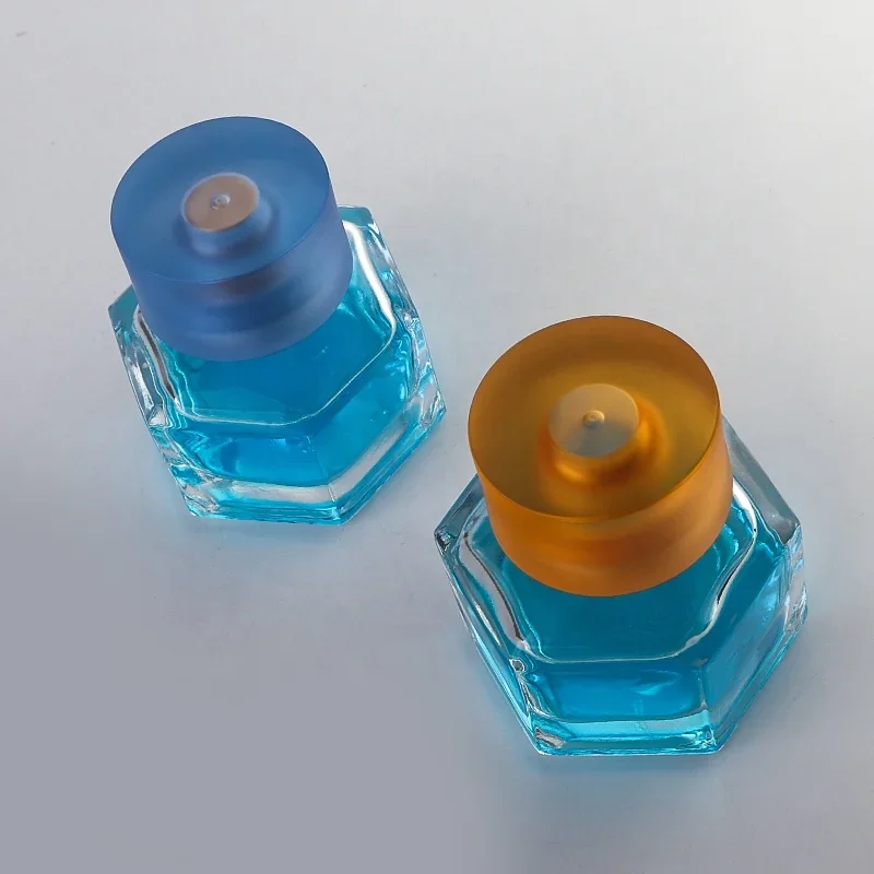 30 ml Low faceted perfume bottle with colored cap