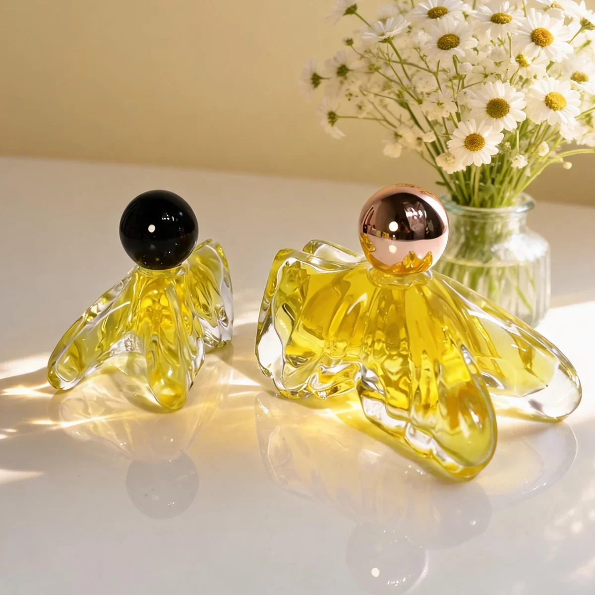 30 / 80 ml Petal-shaped perfume bottle with ball cap